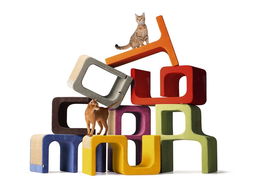 Pelíšek a škrabadlo Alphabet: moderní designový nábytek pro kočku