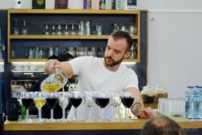 Barman měl plné ruce práce 