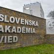 Zástupcovia zamestnávateľských organizácií a vedci zo Slovenskej akadémie vied (SAV) navrhli protiepidemické stratégie v podnikoch.