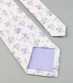 Biela kravata s fialovými kvetmi