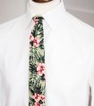 Zelená kravata s ibištekmi