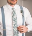 Modrá kravata s ornamentem