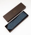 Modrá kravata s bodkami