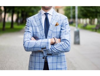 Tmavomodrá kravata a letní sako