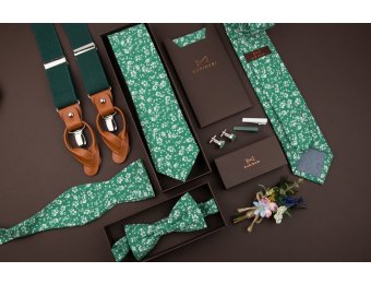 Zelené kravaty a motýlky s květinovým vzorem