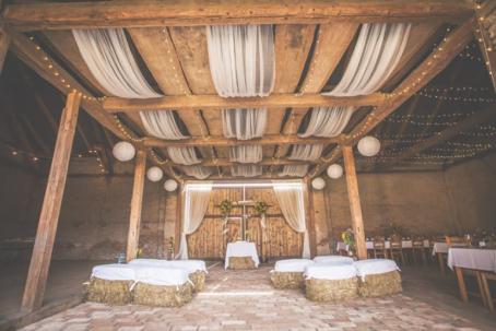 26 Romantických míst pro svatbu na statku i ve stodole