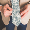 Modrá kravata s ornamentom
