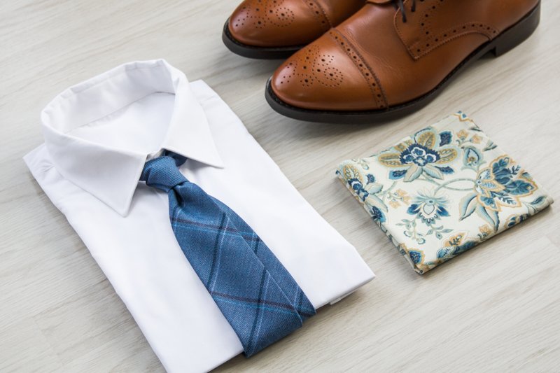 does a pocket square have to match the tie