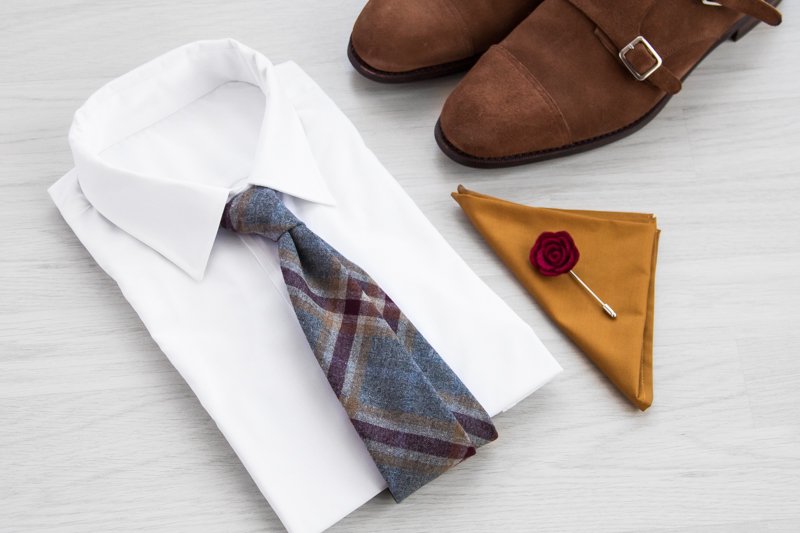 does a pocket square have to match the tie