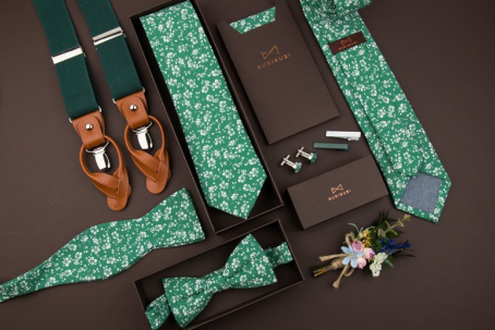 Zelené kravaty a motýliky s kvetinovým vzorom