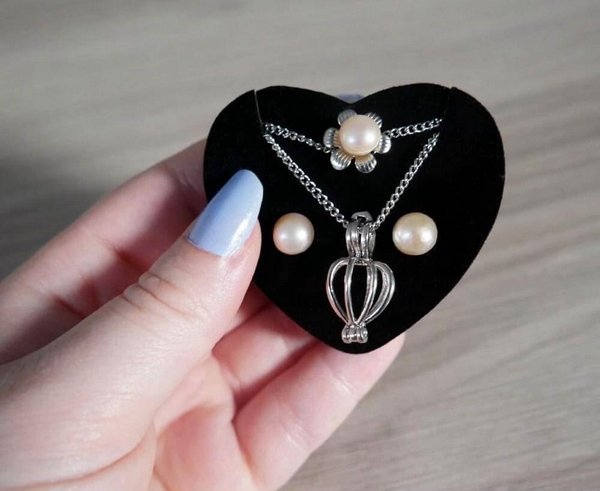 Perla prianí v perlorodke s náhrdelníkom a náušnicami