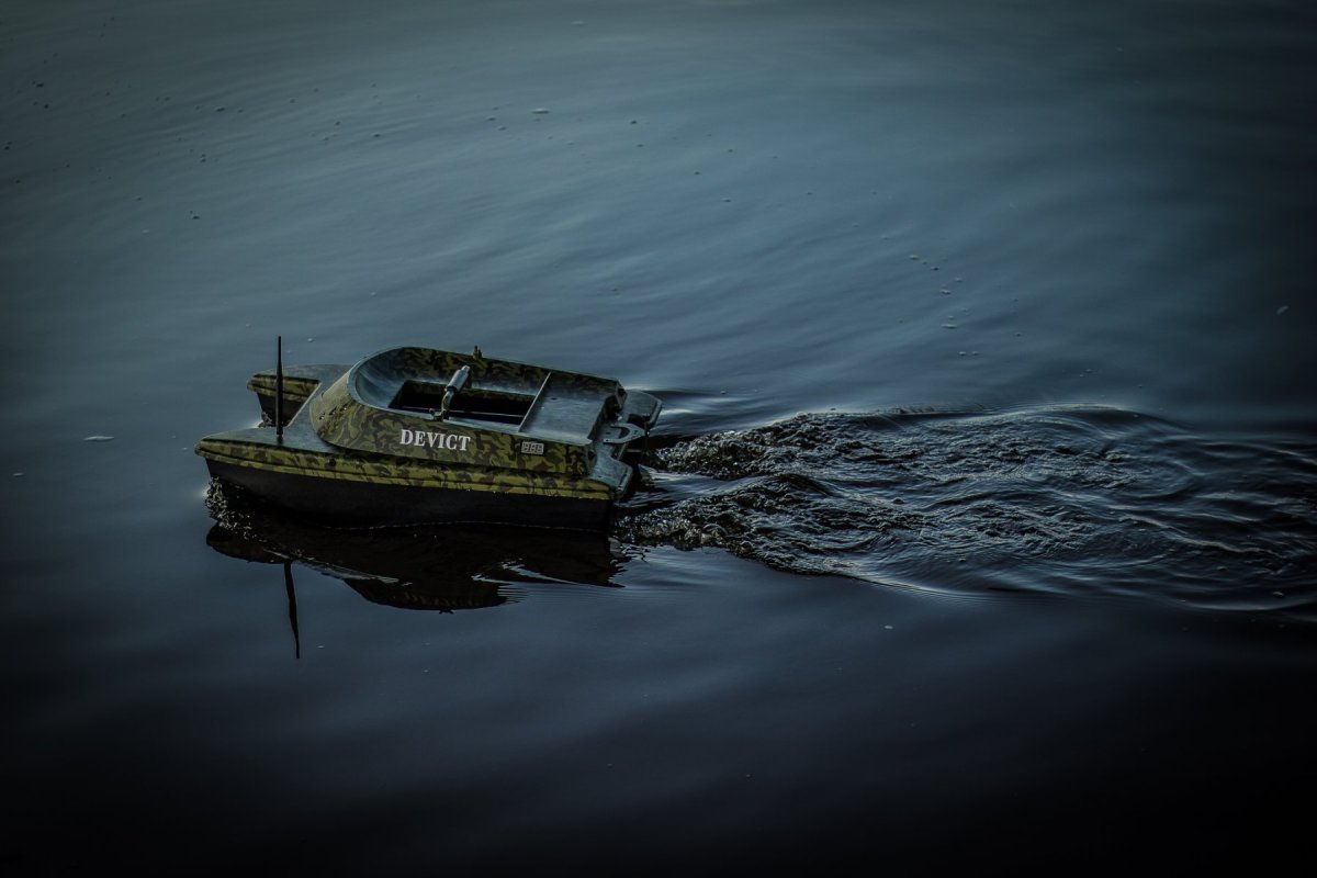 Zavážecí loďka DEVICT Catamaran Fishing robot - mobilní verze