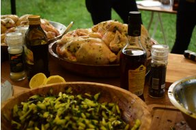 Okurkovo olivová tapenáda před podáním + příprava kuřete 