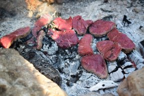 Steaky na rozpálených uhlících 