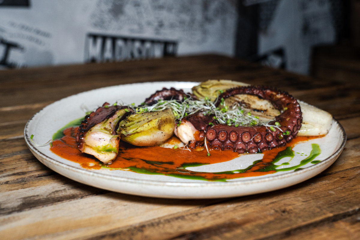 Oktopus mit peperonata-sauce und gegrilltem chicorée | Real Chilli ...