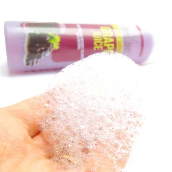 Gel doccia naturale per corpo e capelli al succo d’uva 250 ml
