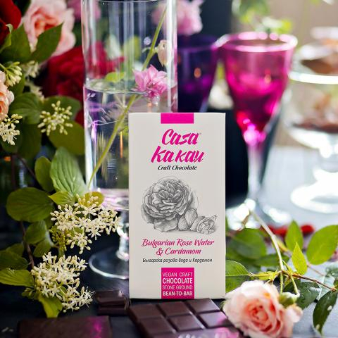 CASA KAKAU Vegánska remeselná čokoláda - bulharská ružová voda a kardamón 70 g