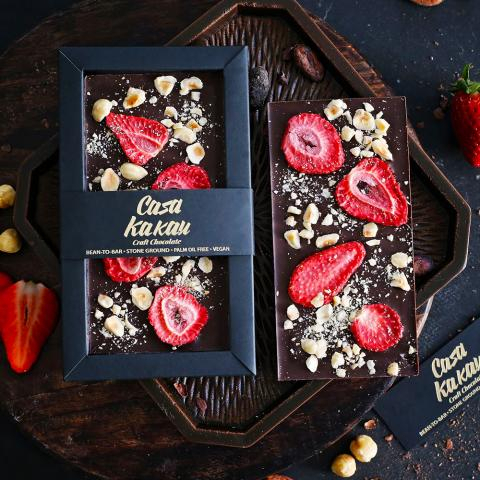 CASA KAKAU Vegánska remeselná čokoláda s jahodami a lieskovými orieškami 70 g
