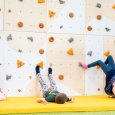 ⭐ Dětská lezecká stěna ⭐ sada BLOCKids 6 vnitřní pro MŠ a ZŠ s dopadovou matrací