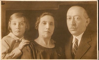  M. Horetzká s rodiči 1932