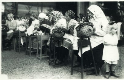  Krušnohorské paličkářky
(zdroj: archiv Petr Mikšíček)