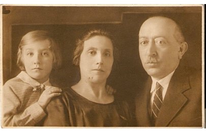 M. Horetzká s rodiči 1932