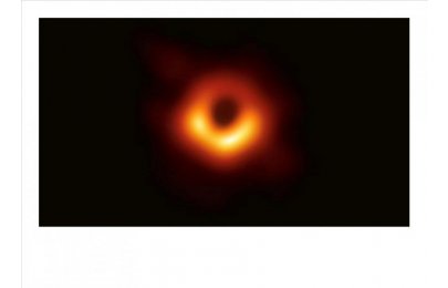 Černá díra M87: Úsměv zamrzlý na horizontu