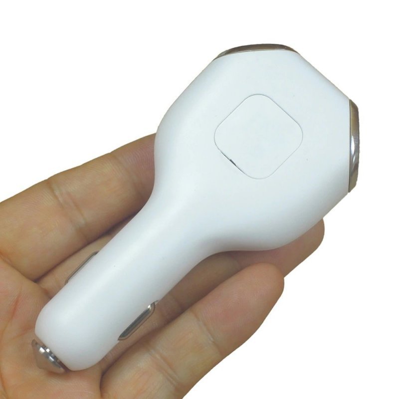 USB nabíječka s GPS sledovacím zařízením do auta