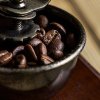 Lodos Mlýnek na kávu 1945 - lososová červená / wenge