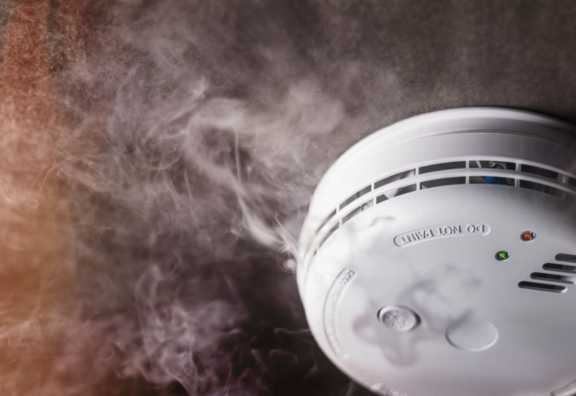 Chraňte sebe a svůj majetek: komplexní průvodce požárními hlásiči a detektory