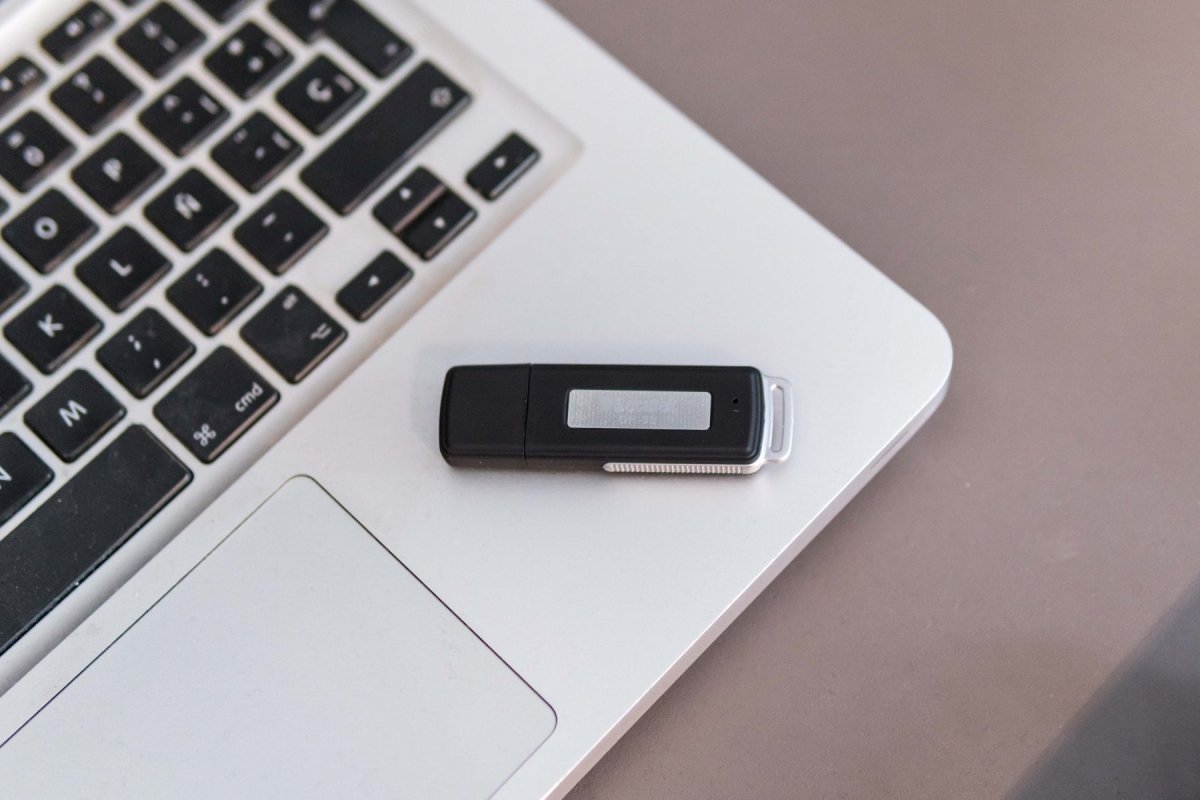Dyktafon z wytrzymałą baterią ukryty w pamięci USB