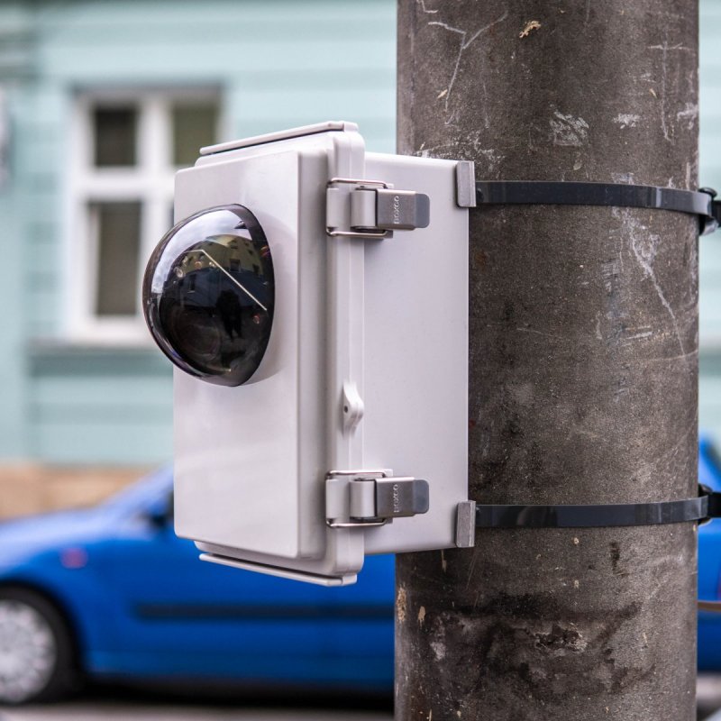 Tragbare 5MP 4G-Sicherheits-PTZ-Kamera mit bis zu 1 Jahr Ausdauer und optischem 5fach-Zoom - Camouflage in einer Elektrobox