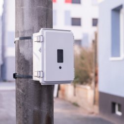 Secutron 4G UltraLife kamera v instalačním boxu