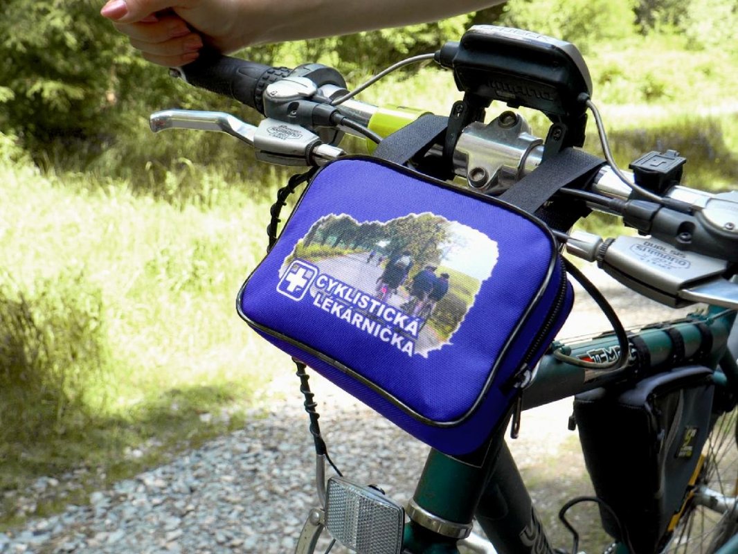 Elsősegélynyújtó készlet kerékpárosnak a bicikli kormányán