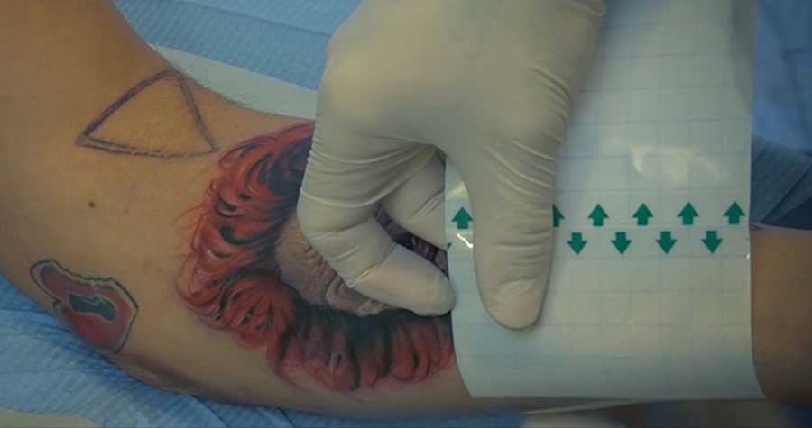 3.Nalepte nejméně 3 cm od okraje tetování a jemně přitlačte.