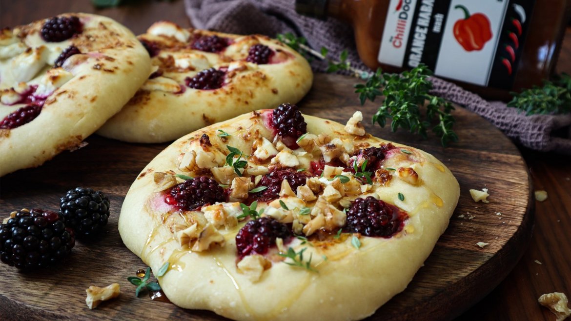 Slaná focaccia s ostružinami a kozím sýrem