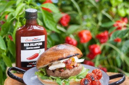 Burger s grilovaným portobello, sýrem brie a rajčatovou salsou