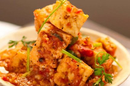 Chrumkavé tofu v korenisto-paradajkovej omáčke (dau hu sot ca)