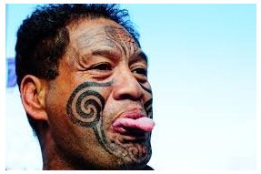 Maor s typpickým tetováním obličeje 