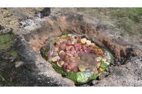 Hangi před přikrytím zeminou 
